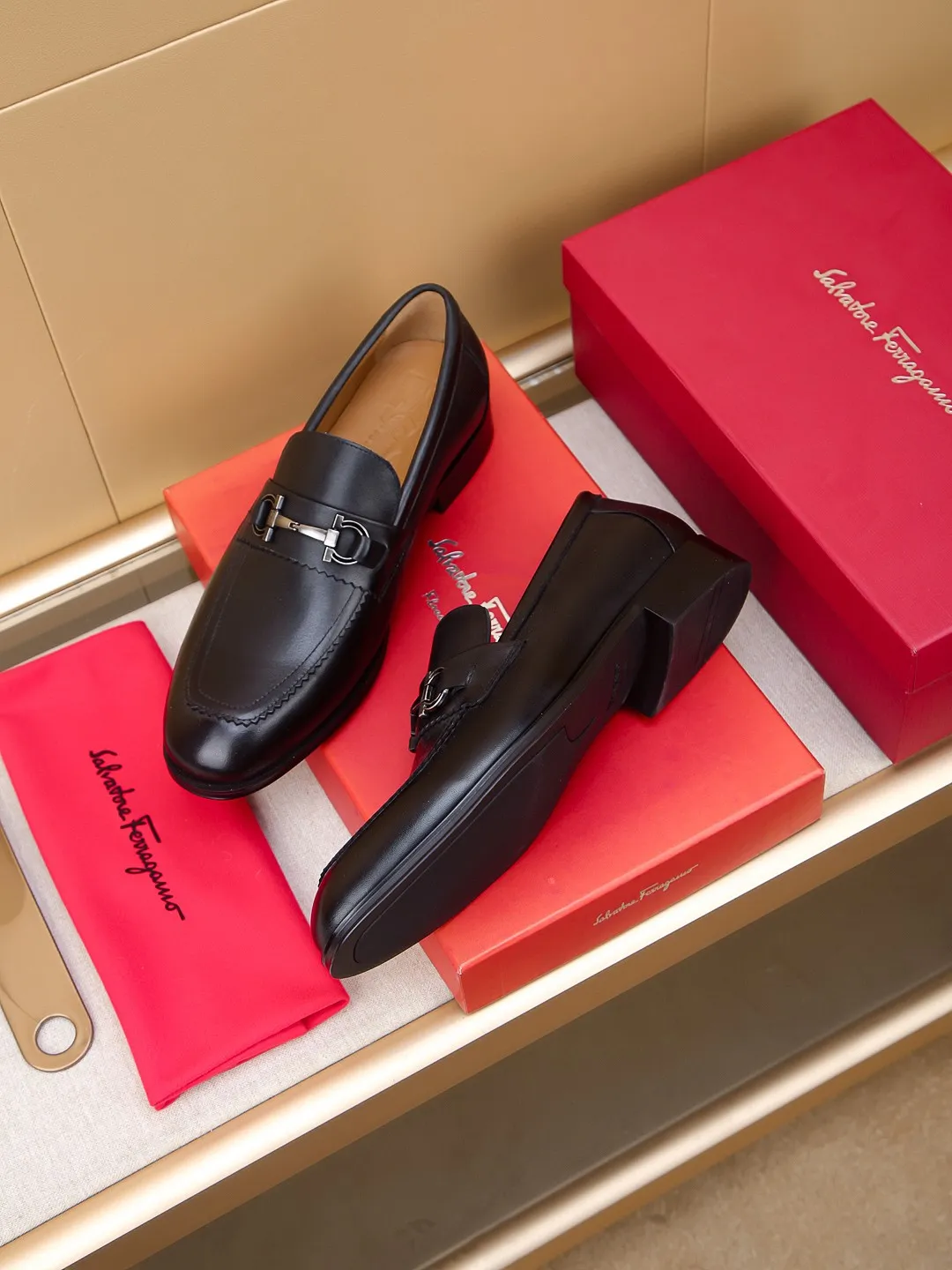 Men's shoes 💰460 🕷🕷🐂【Ferragamo】Ferragamo Popular fashionable leather shoes🇨🇳Official website counter 1:1 production, original mold opening💯Good quality can be seen, imported high-end first-layer waxed calfskin, water-dyed🐂leather lining🌿very clear texture, high-quality waterproof, non-slip and wear-resistant outsole🎋high quality and low price, truly handmade🍓colors available! Code number 39-44......(38.45.46.47 customized)